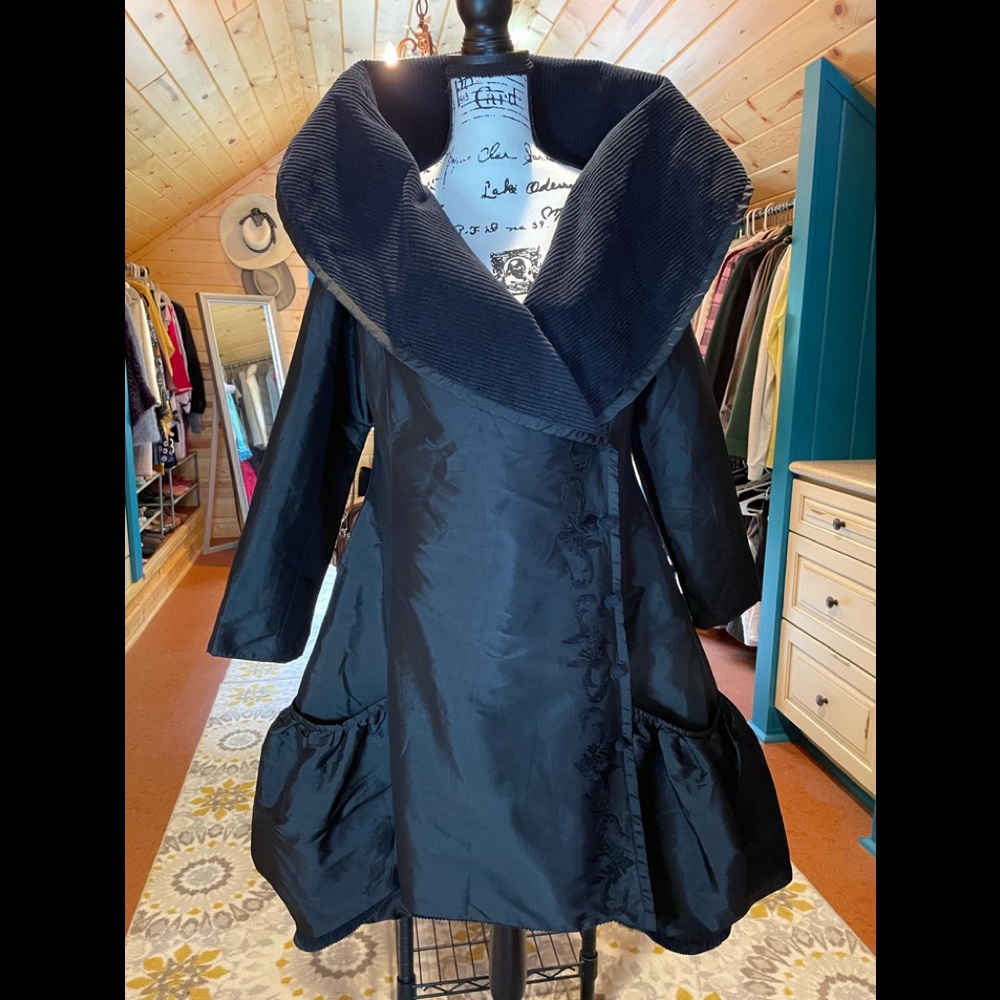 Dramatic black coat by Natalya